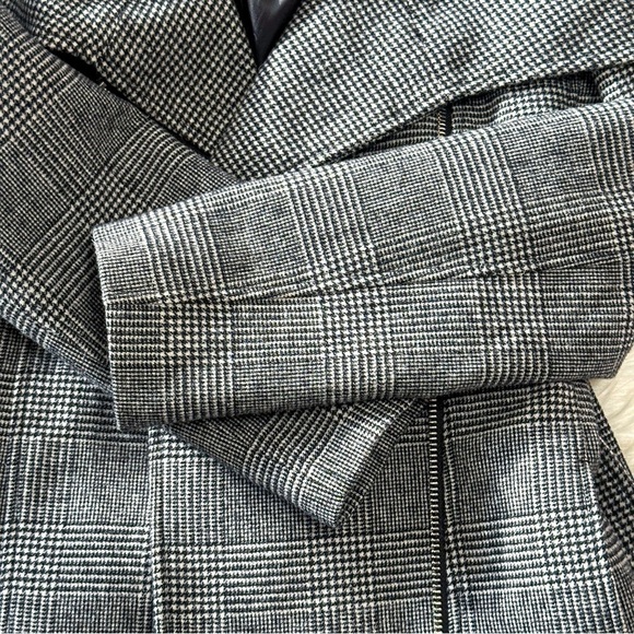 KARL LAGERFELD PARIS Women's Houndstooth Wrap Coat - Picture 8 of 9